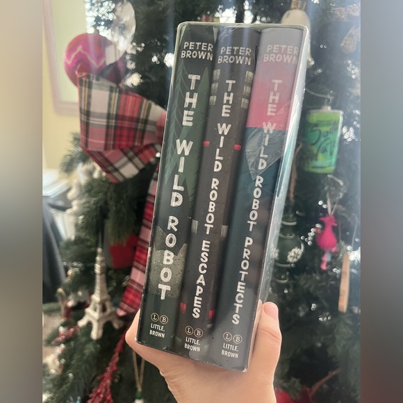 New Wild Robot box set - Picture 2 of 4